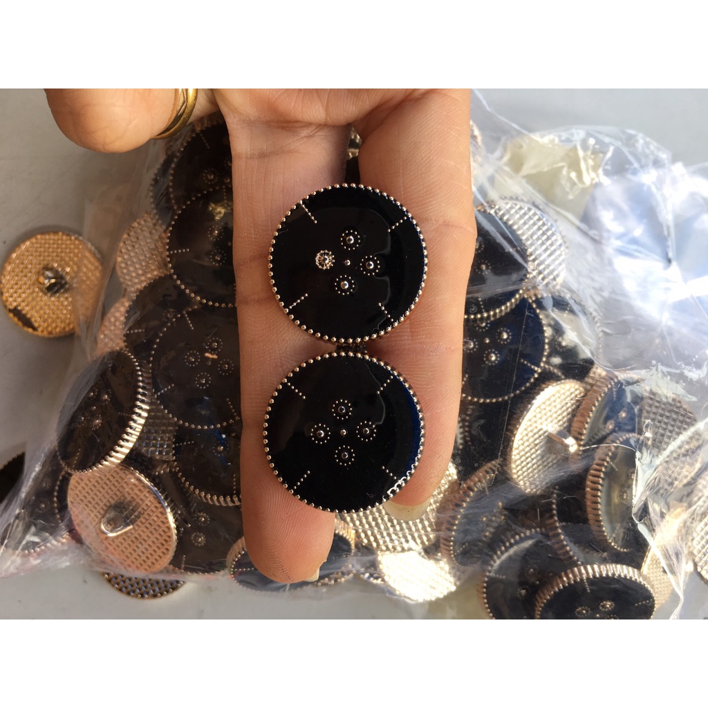 Sét nút mã TQ 03 gồm nút size 2.1CM và nút size 2.5CM sử dụng đơm kết áo khoát váy..