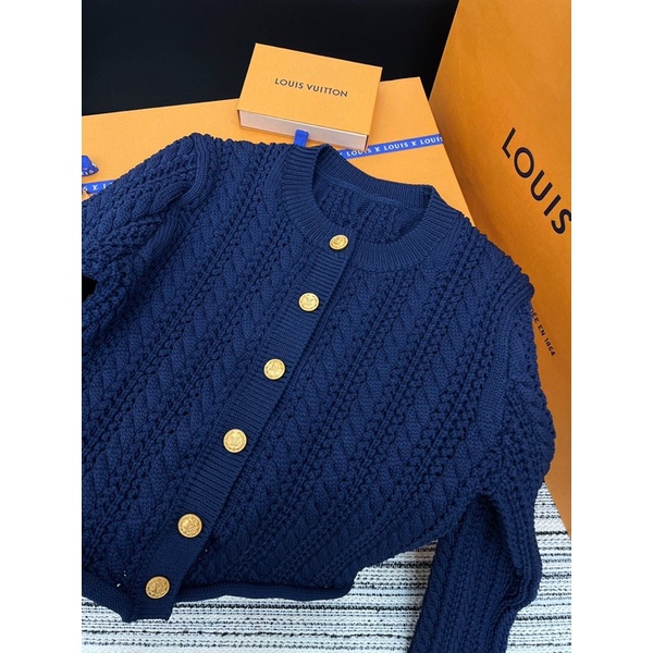 Áo cardigan len thừng dáng ngắn cổ tròn khuy ánh kim thương hiệu Louis Vuitton LV cao cấp