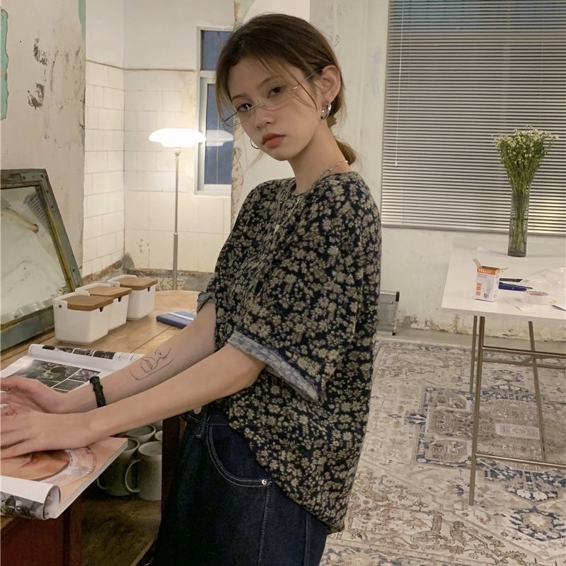 Áo Thun Ngắn Tay Cổ Tròn In Họa Tiết Hoa Phong Cách Retro Hong Kong Cho Nữ