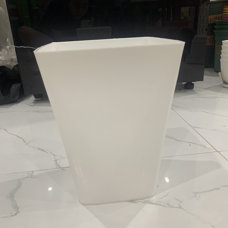 Chậu nhựa vuông trồng hoa cây cảnh văn phòng V20, chậu vuông màu trắng hàng loại 1 dày đẹp, KT 20x20x20cm.