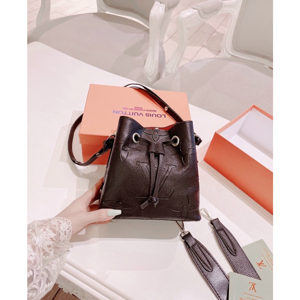 Túi LV đập logo nổi dây rút hàng QC