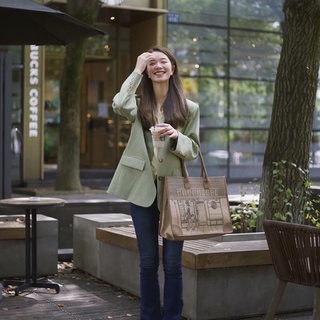 Túi Starbucks đựng cả thế giới