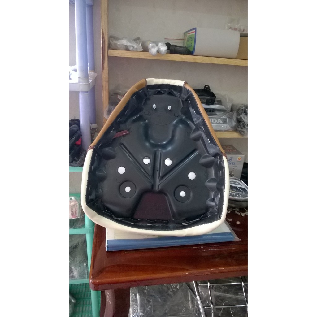 Yên honda cub cánh én 79 - 81 -82-84-86 kiểu màu kem-bò