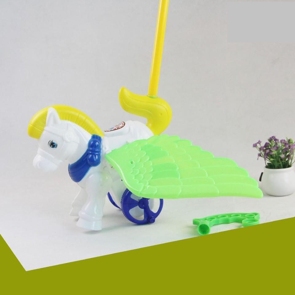 Đẩy ngựa reo chuông cho các bé đang tập đi