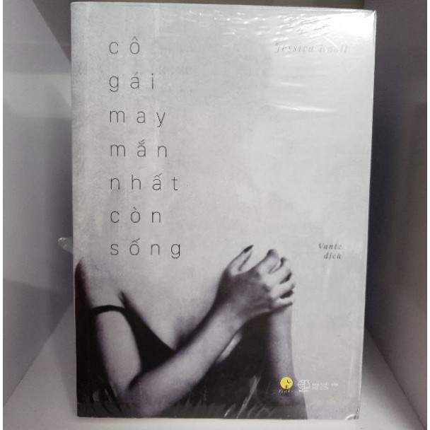 Sách - Cô gái may mắn nhất còn sống [AZVietNam]