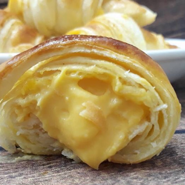 Bánh Sừng Trâu Trứng Muối