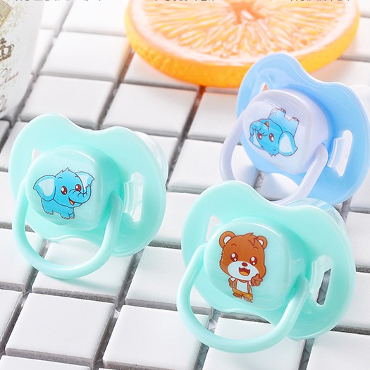 Núm ti giả có nắp đậy vệ sinh cho bé