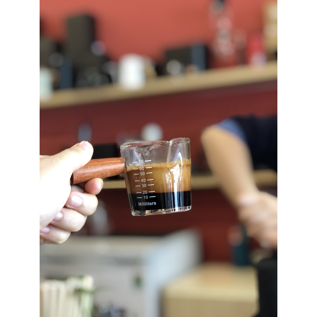 Cốc đong cà phê cán gỗ 3C ROASTERY vạch đong 70ml có vạch chia rót 2 miệng chất liệu thủy tinh bền đẹp, chắc chắn