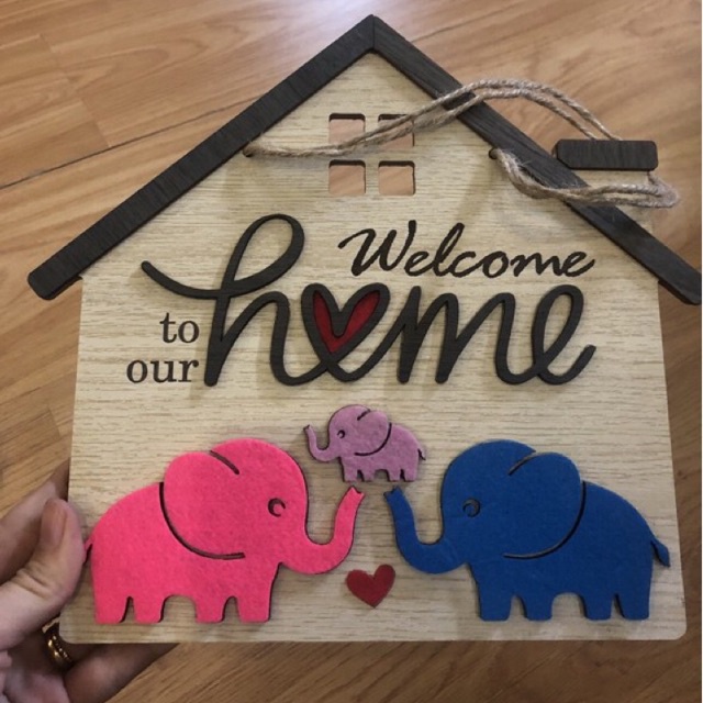 Bảng gỗ trang trí decor hình gia đình voi chữ Welcome home có sẵn dây treo