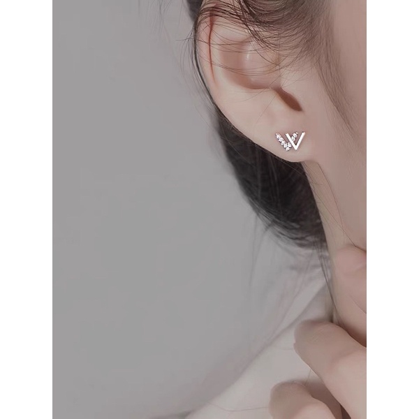 Hoa tai chữ W thời trang nhẹ nhàng