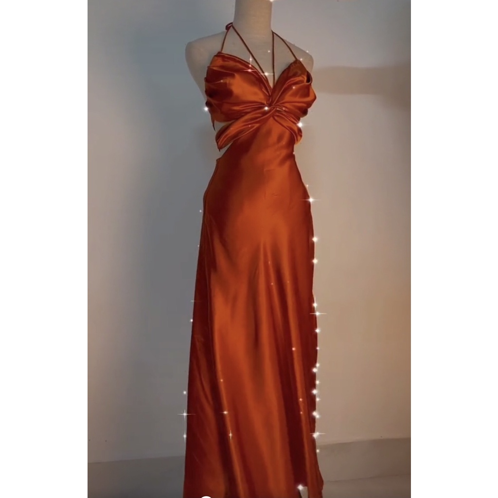 Set váy lụa maxi và áo xoắn eo hở lưng Luala, kiểu dáng sexy cổ cột dây điều chỉnh thoải mái, chất liệu satin quyến rũ