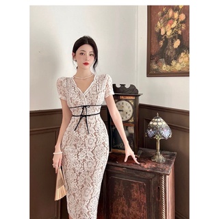 Đầm ren body cổ V dự tiệc