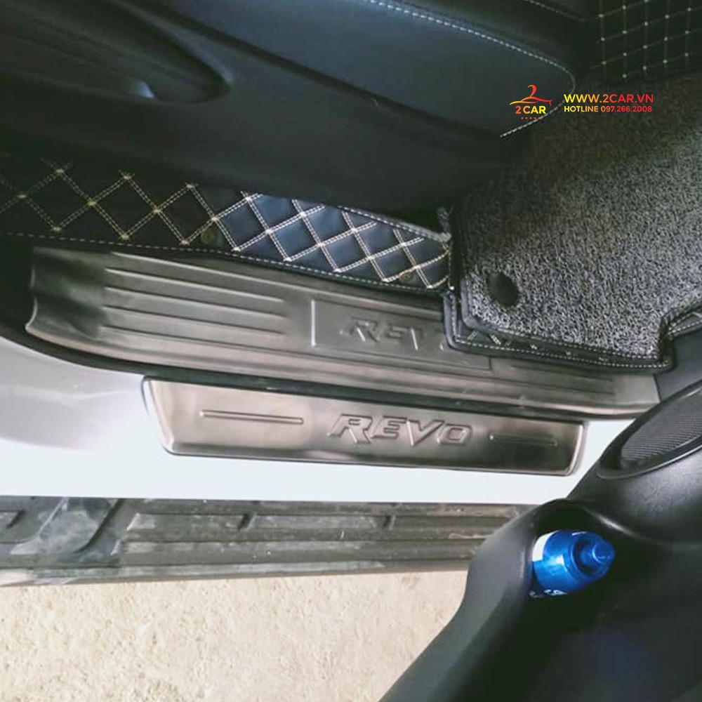 Bộ Ốp Bậc Cửa, Nẹp Bước Chân Trong Ngoài Xe HILUX REVO 2018-2019 , chất liệu Inox
