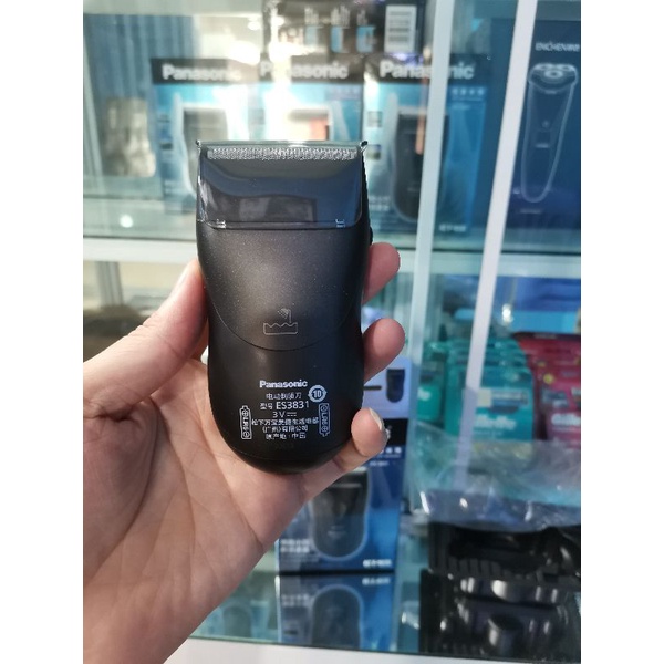 💎 Máy cạo râu Panasonic ES-3831 sử dụng 2 pin AA