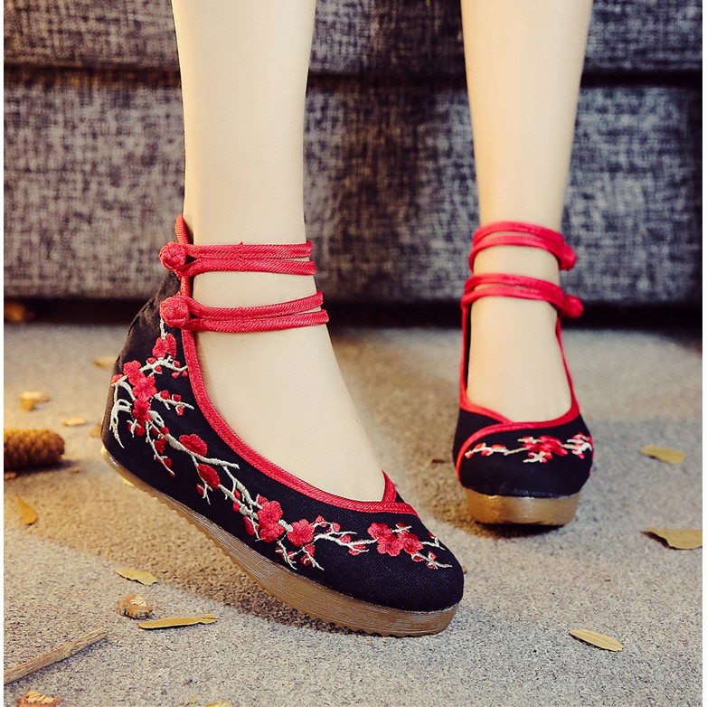 Giày thêu hoa đào 2 dây cài đế cao GC004