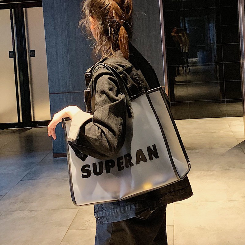 D10 Túi xách quai trong bản to in chữ thời trang