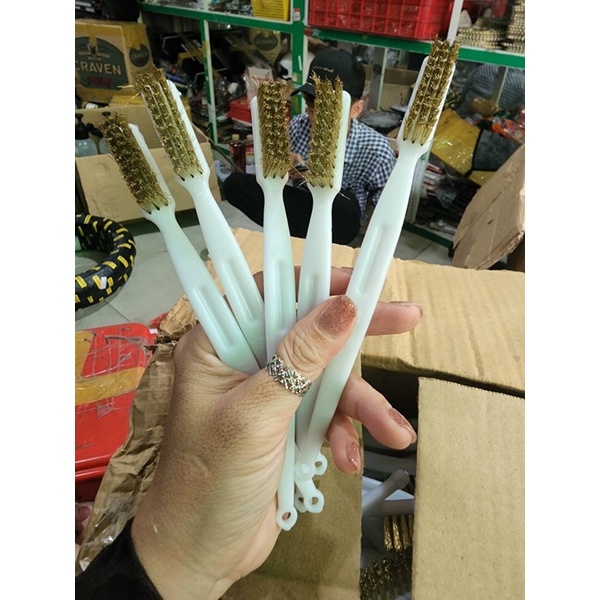 Bàn chải lông đồng chà các bề mặt sắt.