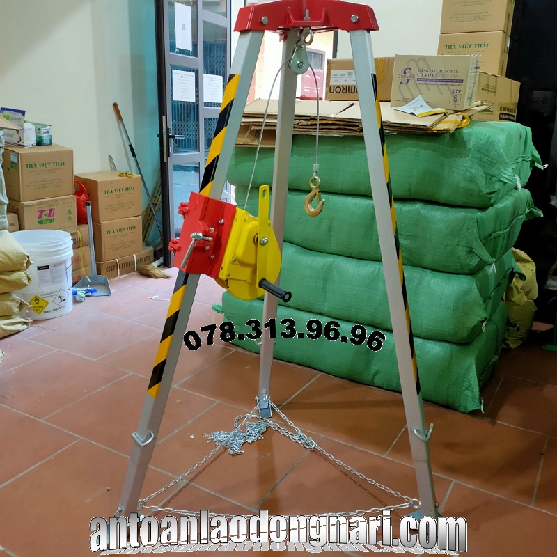 Giá cứu hộ 3 chân - Tời cứu hộ cứu nạn