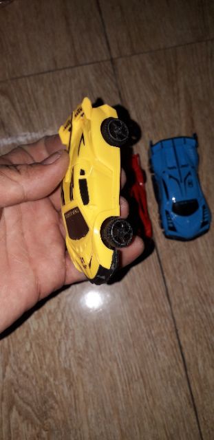 Một chiếc siêu xe mini bằng nhựa chạy bánh đà kích thước 8x4x3 cm