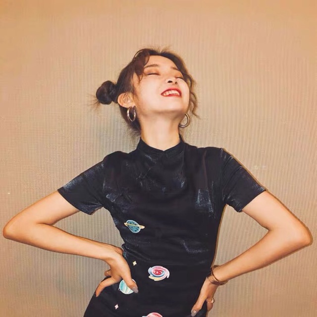 Đầm sườn sám thêu sao cách tân