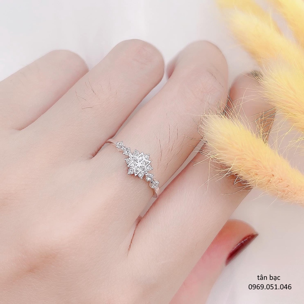 vẻ đẹp không thể từ trối , nhẫn nữ bạc ta , hàng làm kỹ sắc nét từng chi tiết sản phẩm rất dễ phối cùng với nhiều đồ ạ