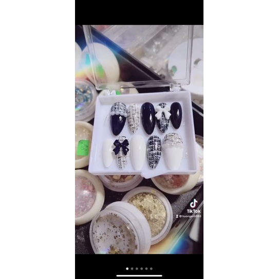 Móng úp thiết kế màu đen kẻ tặng kèm keo và dũa.