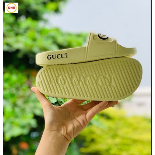 DÉP GUCCI NAM THỜI TRANG CAO CẤP-DÉP QUAI NGANG GUCC.I CHẤT LIỆU CAO SU NON CAO CÂP CHỐNG THẤM NƯỚC-CHỮ NỔI MÀU VÀNG