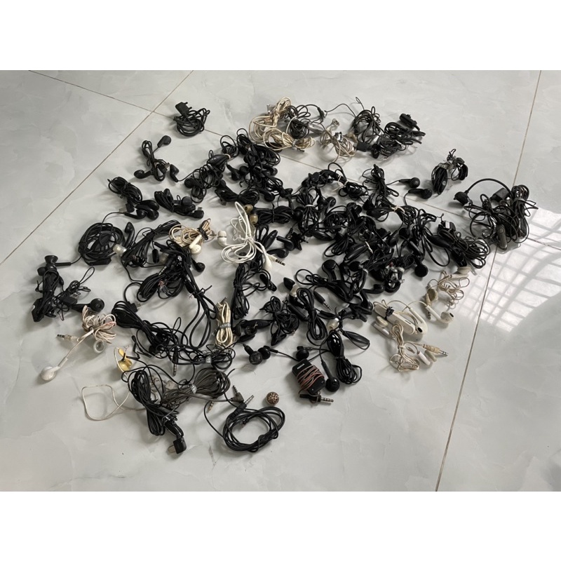 Tai nghe cũ và dây nhợ