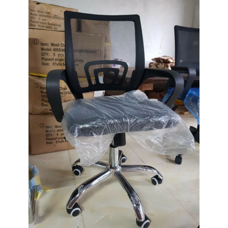 Ghế xoay văn phòng chống gù lưng chân inox (đen)