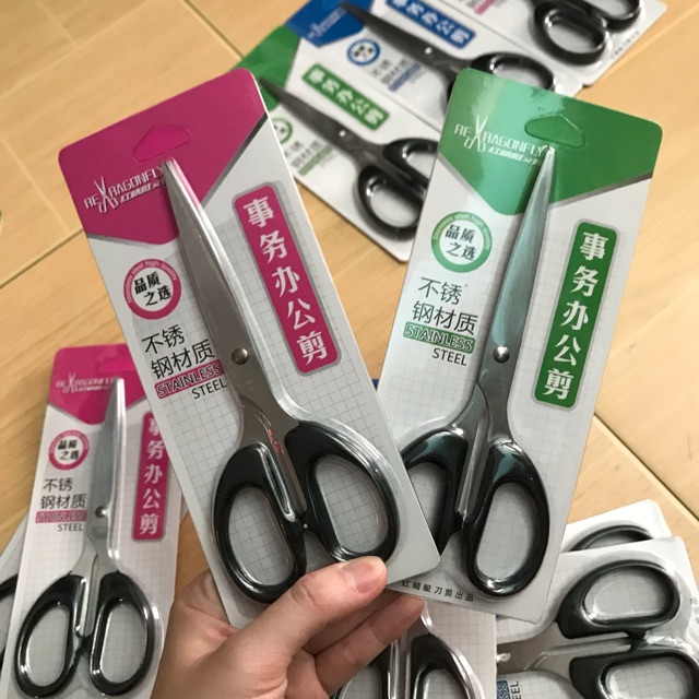 Kéo cán đen văn phòng