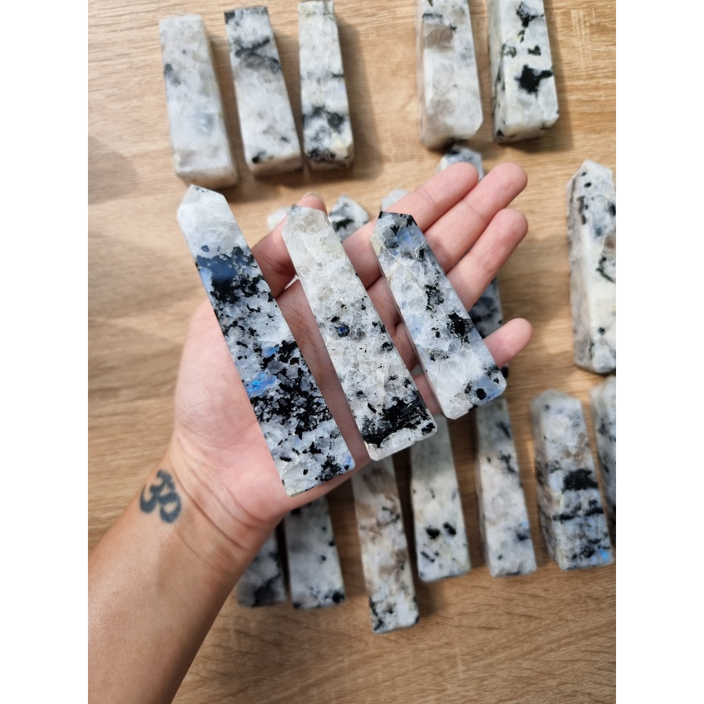 Trụ đá Mặt trăng (Moonstone), là trụ đá thanh tẩy trong Tarot, Reiki, thiền định, phong thủy