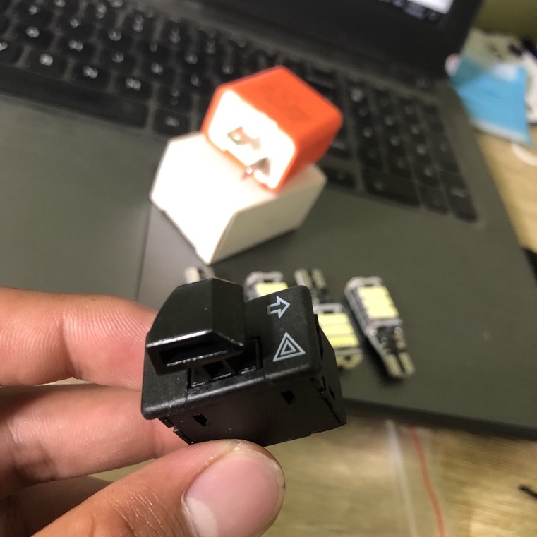 Combo đèn T15 + chip nháy và công tắc haza lắp cho các dòng xe wave , đream , vision , ab