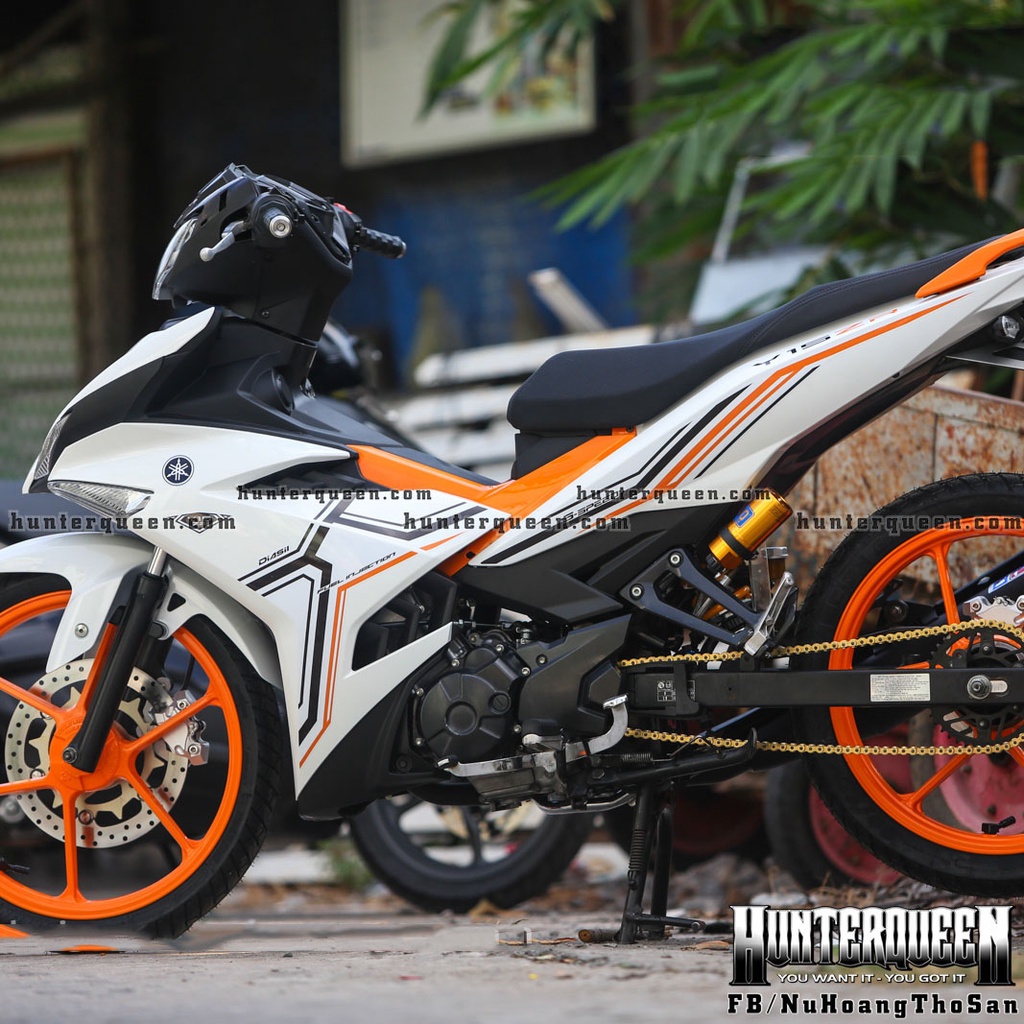 Tem ghép 5 lớp Y15ZR in UV, tách nền hoàn toàn, dán được trên mọi màu nền xe Exciter 150. Kích thước chuẩn