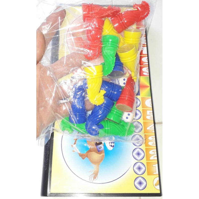 Một bộ trò chơi Cờ Đua Ngựa có bàn chơi bằng nhựa kích thước 30x30cm rất đẹp