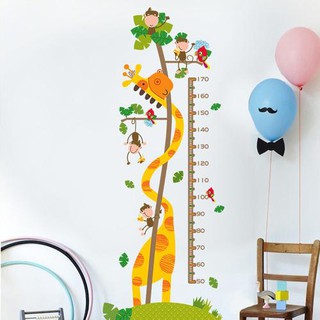 Decal dán tường cho bé hình thước đo loài vật vui đùa cùng hươu cao cổ