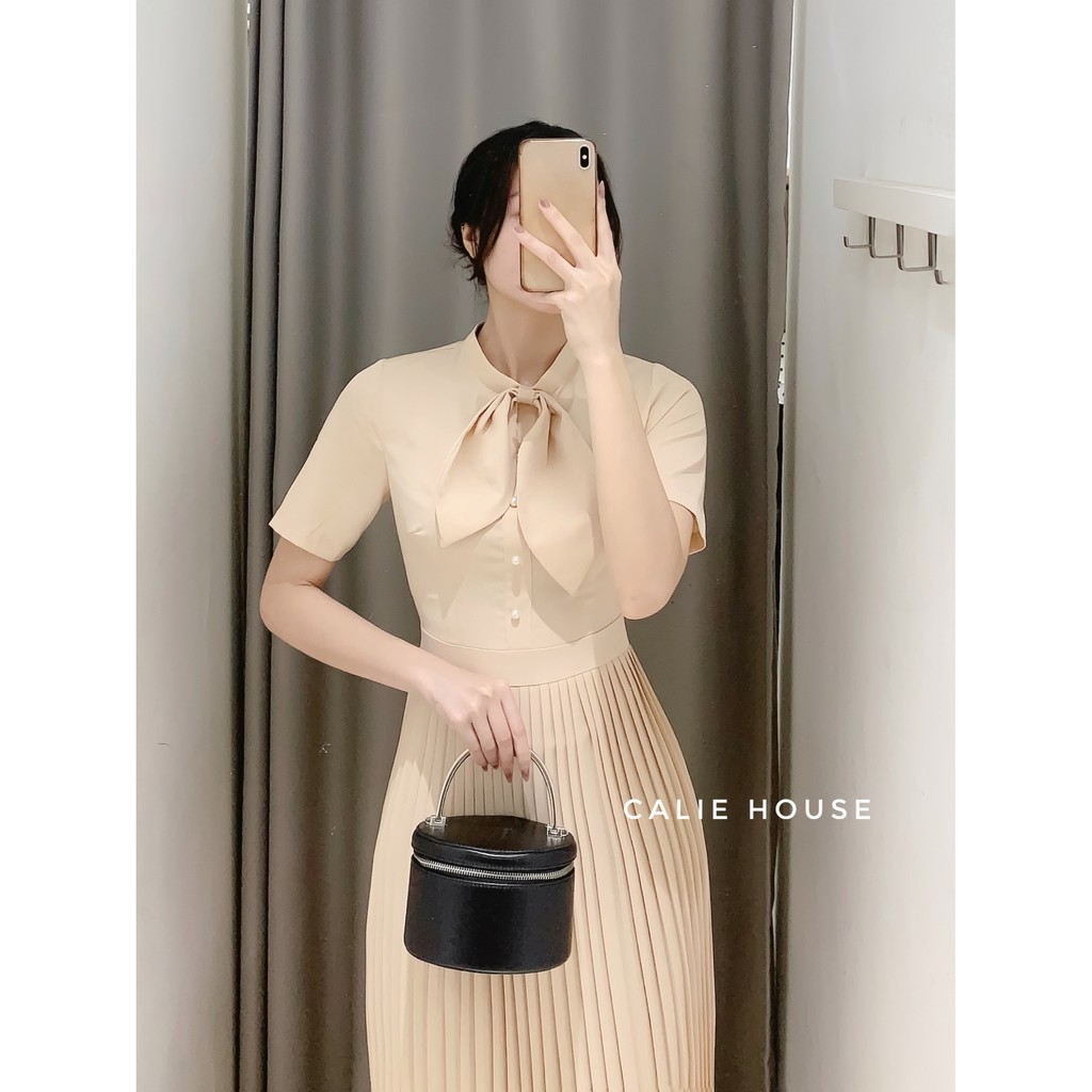 [Mã SKAMA06 giảm 8% tối đa 50K đơn 250K] Váy nơ cổ xếp ly thân thời trang công sở Calie House V214 | BigBuy360 - bigbuy360.vn