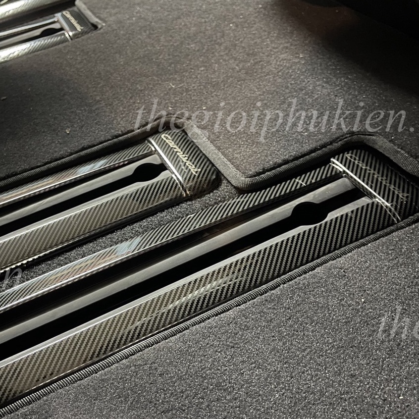 Ốp bảo vệ đường ray trượt ghế carbon cho xe Kia Carnival 2021- 2022- vân cacbon cao cấp