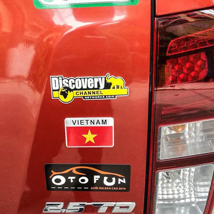 FDFJ Tem decal logo cờ Việt Nam chất liệu kim loại dán xe ô tô, xe hơi, trang trí góc khiến việc, sở hữu sẵn băng keo 3m
