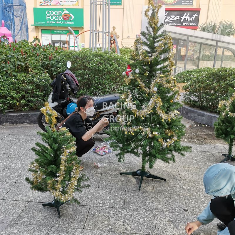 Cây thông noel mini để bàn 1m2 trang trí giáng sinh cho phòng ngủ, phòng khách tặng kèm ngôi sao đỉnh và dây kim tuyến