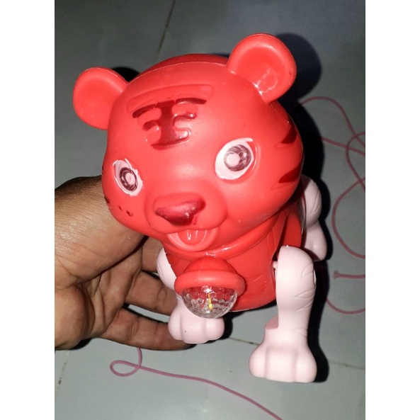 Mô hình chú Hổ đi dạo bằng nhựa có nhạc và đèn led rất đẹp tặng kèm pin
