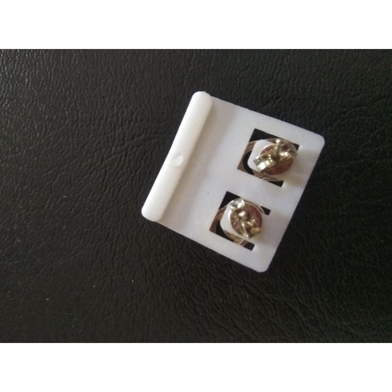 Bông tai bạc có đính đá