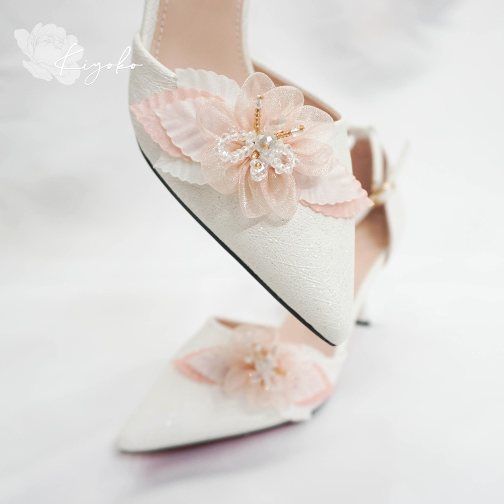 Giày cưới cô dâu đính hoa kết cườm có quai cao 7cm