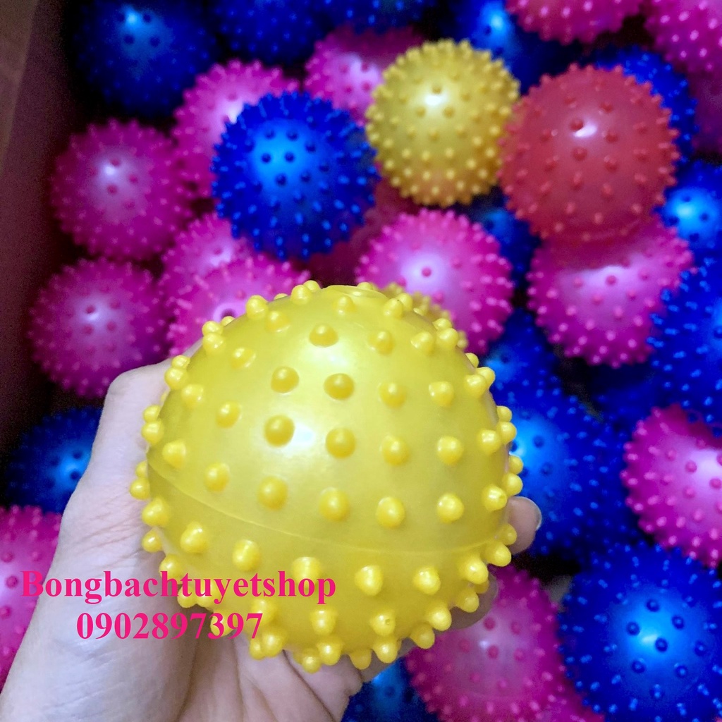Bóng nhựa có gai giúp tập phục hồi cơ tay sau khi chấn thương tay, vai, sau tai biến