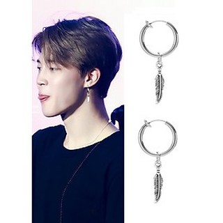 Bông tai Jimin gắn chiếc lá cá tính