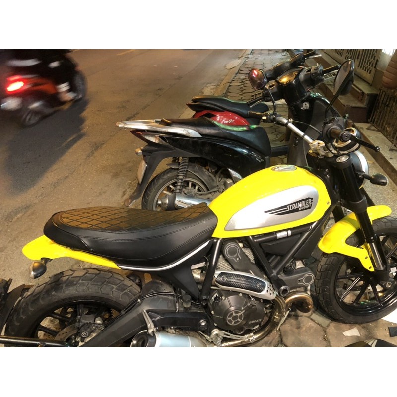 Vỏ da yên Ducati chữ nổi