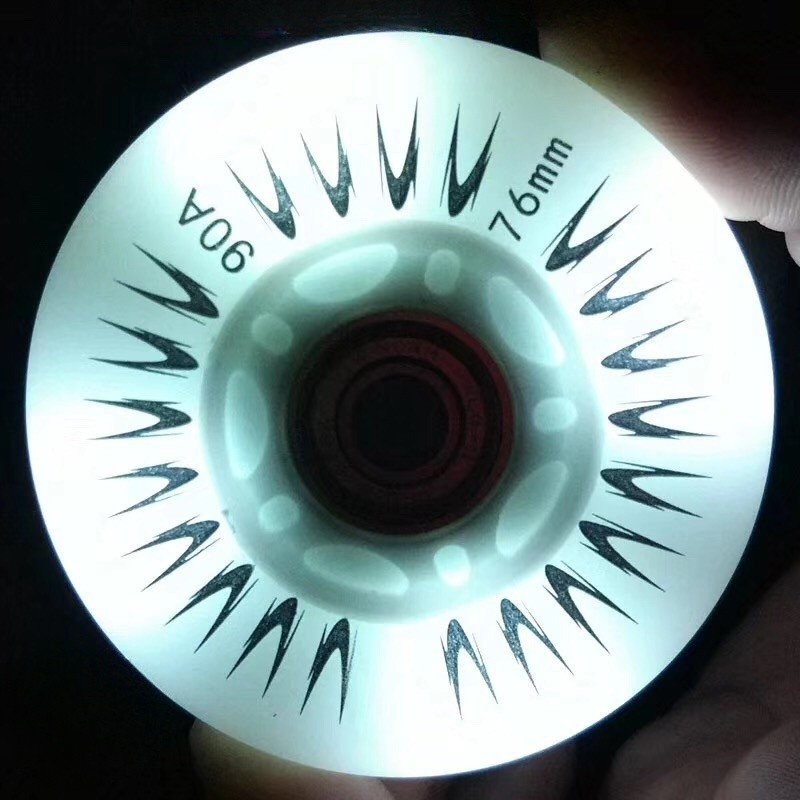 Bánh xe patin bánh giá rẻ có đèn sáng đẹp đủ size đủ màu sắc tùy chọn rất hấp dẫn khi trượt