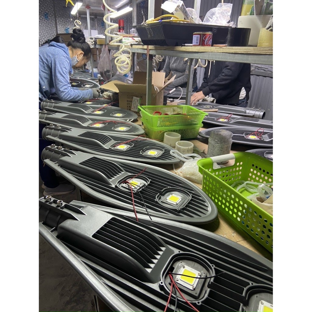 Đèn đường led 200w MGTEK chiếu sáng ngoài trời, chiếu sáng sân vườn trường học chiếu sáng sân bóng chuyền.