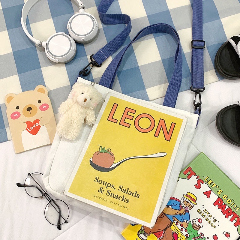 Túi Xách Đeo Vai Vải Bạt In Hình Gấu Dâu Tây Thời Trang Sành Điệu