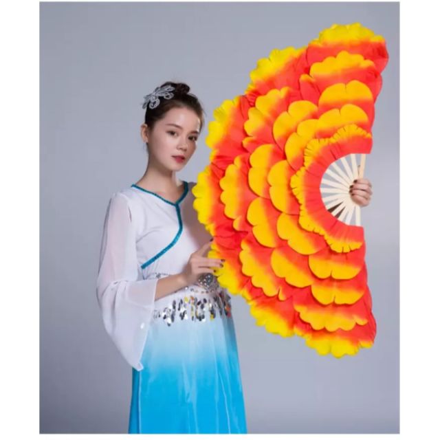 Quạt múa biểu diễn...