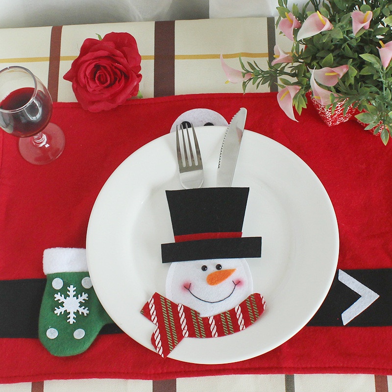 1 Giá Đỡ Nĩa &amp; Dao Bỏ Túi Hình Ông Già Noel Tuần Lộc Trang Trí Bàn Ăn